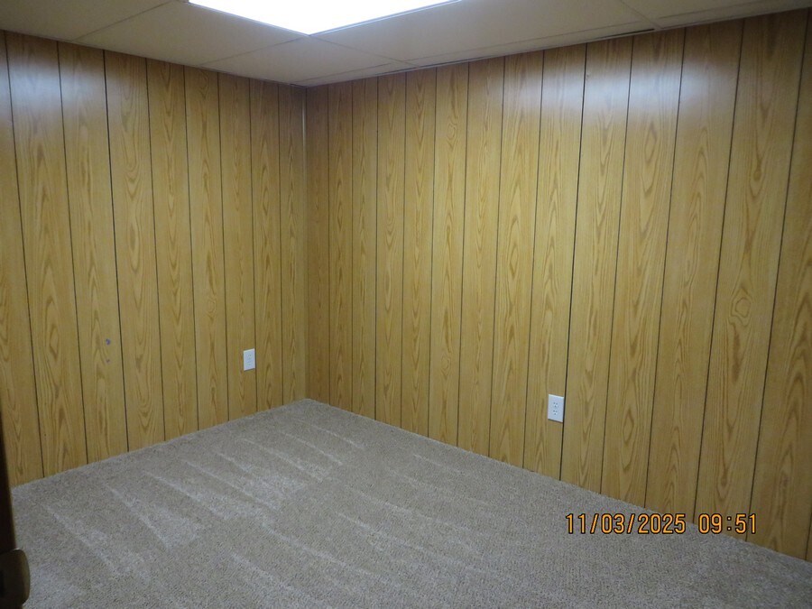 Building Photo - 921 W 8th St