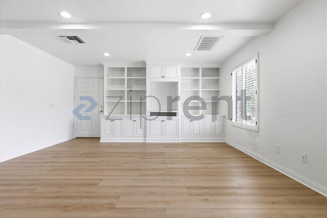 Building Photo - Unit