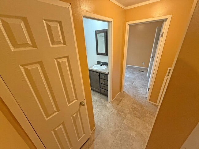 Building Photo - 2501 N Apperson Way