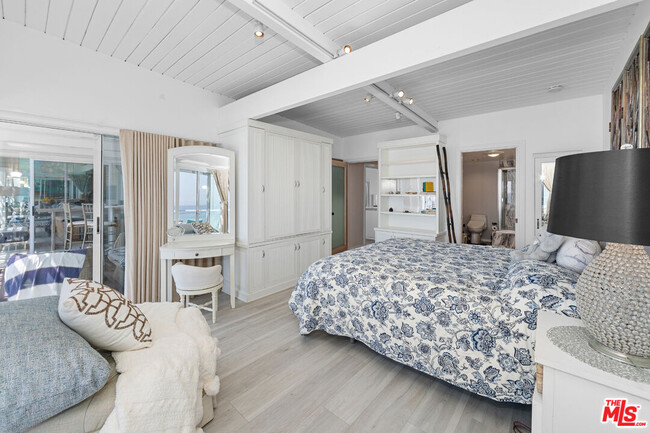 Building Photo - 27060 Malibu Cove Colony Dr