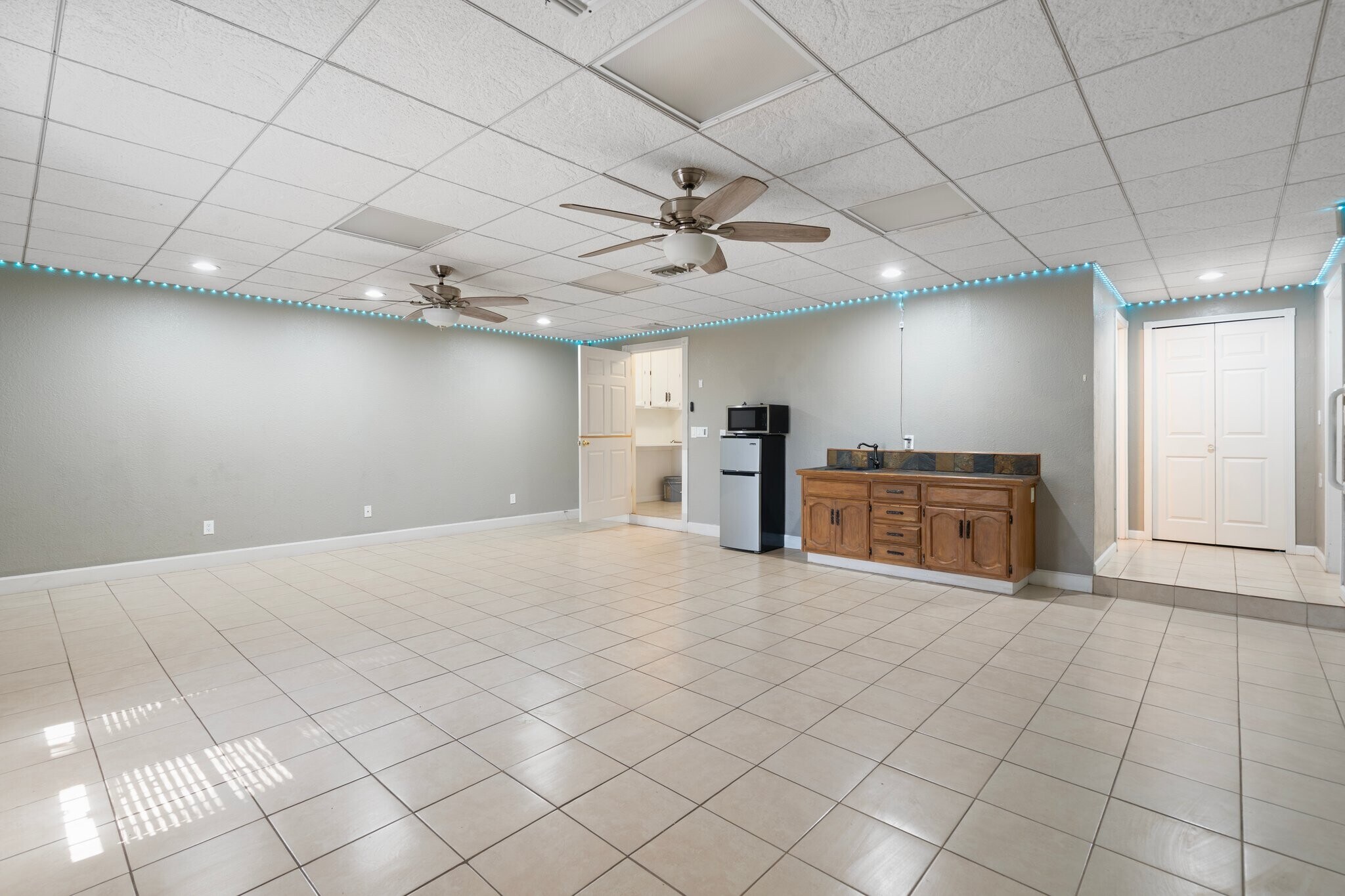 Building Photo - 533 E Deepdale Rd