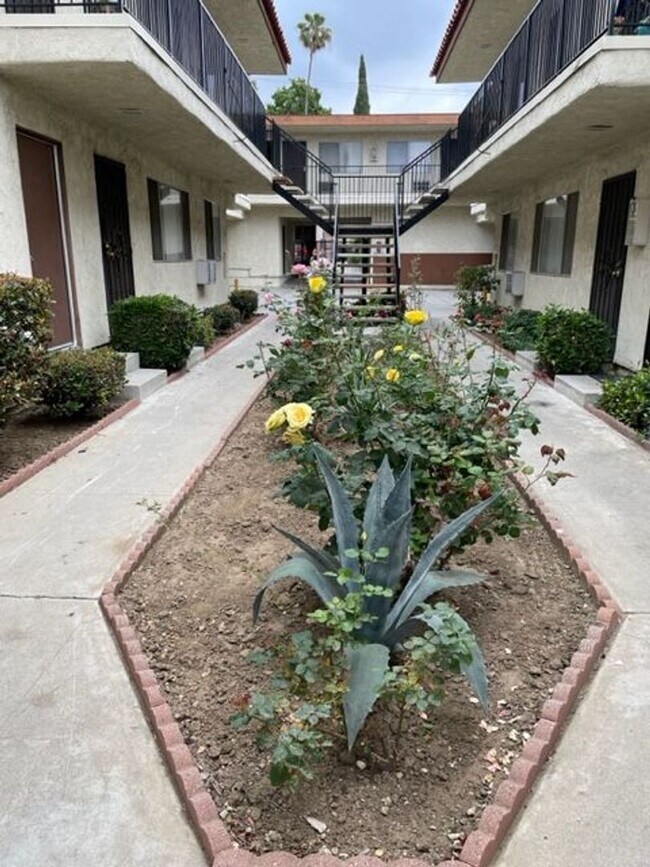 Building Photo - Beautiful 2 Bedroom Apartment in Whittier with Move in Special
