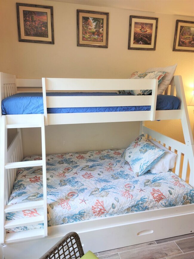 Building Photo - Seasonal Short-Term Villa located in the Auburn Cove Community with Community Pool!