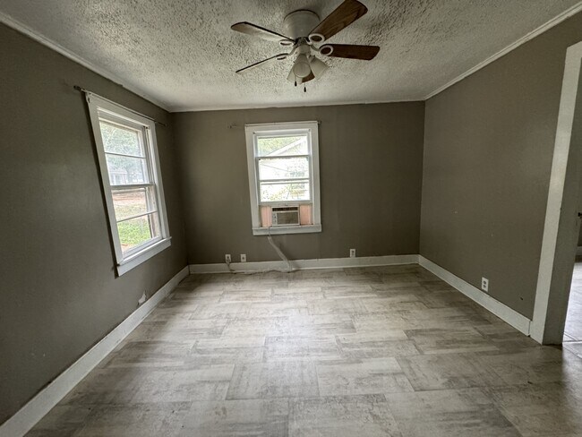 Building Photo - 617 Martin St