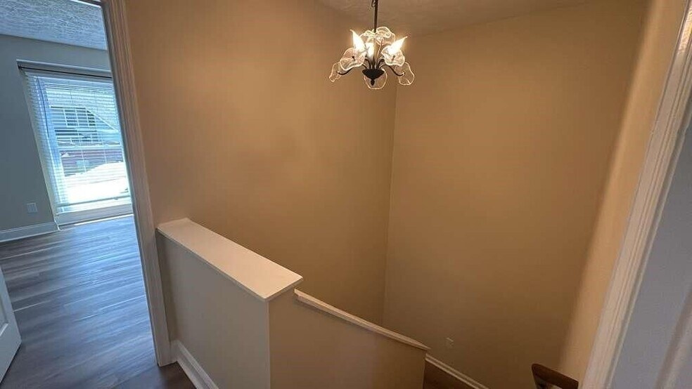 Building Photo - 5011 Meadow Ln