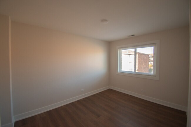 Building Photo - 14949 Lake View Dr