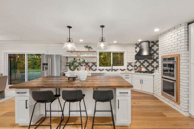 Building Photo - Redmond 4BD / 3BA Home with Central A/C on 3 Acres – Available Now