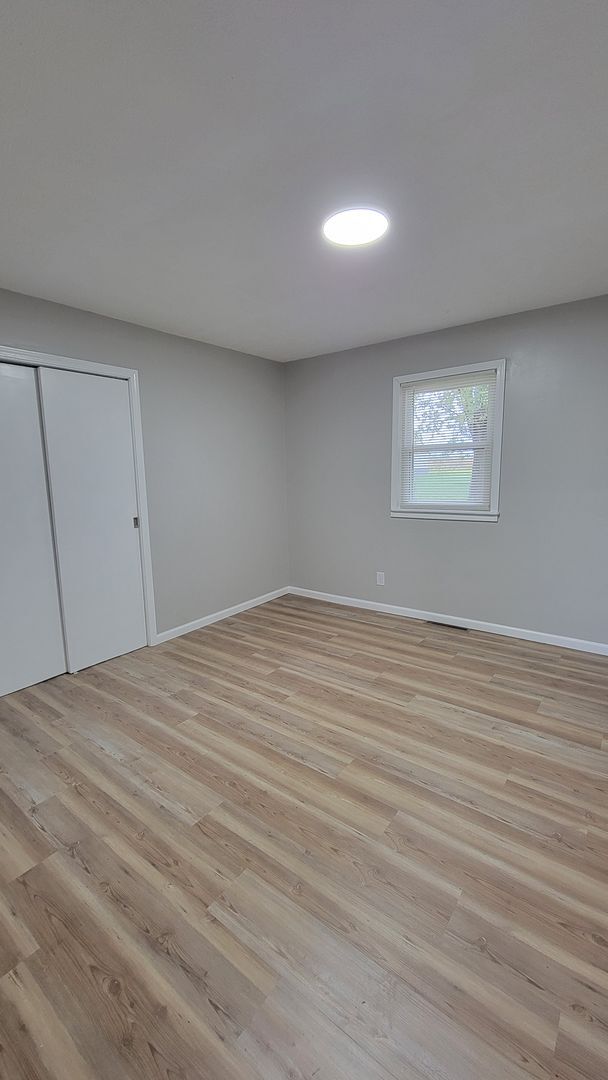 Building Photo - SPACIOUS NEWLY REMODELED 3 Bedroom | 1.5 B...