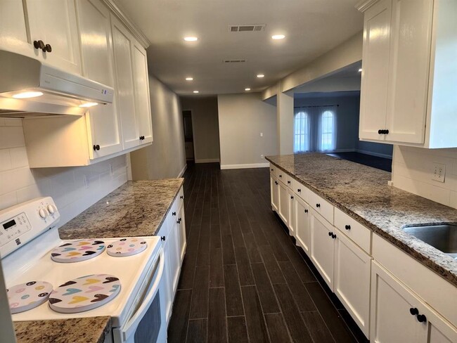 Building Photo - 2123 Quail Valley E Dr