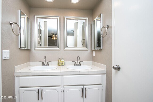 Building Photo - 626 W 14th St