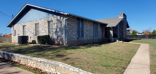 Building Photo - 81 Family Cir