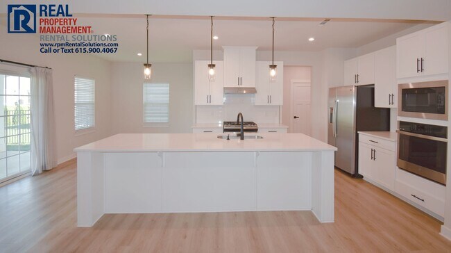 Building Photo - Amazing, modern and spacious home! 4 bd, 2...