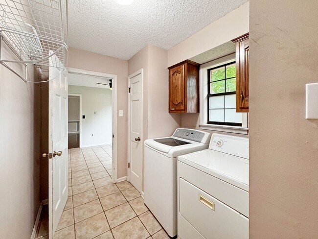 Building Photo - Spacious 3 bedroom 2 bath in Cordova