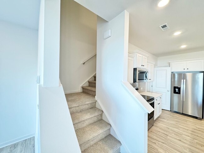 Building Photo - BEAUTIFUL 3BD Townhome Walking Distance to Downtown