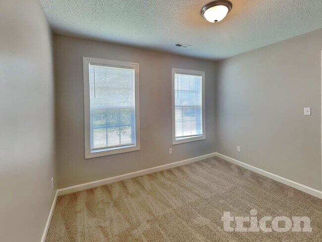 Building Photo - 2829 Rosemeade Dr