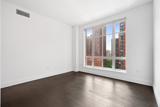 Building Photo - 200 E 95th St