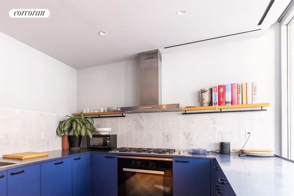 Building Photo - 547 W 47th St