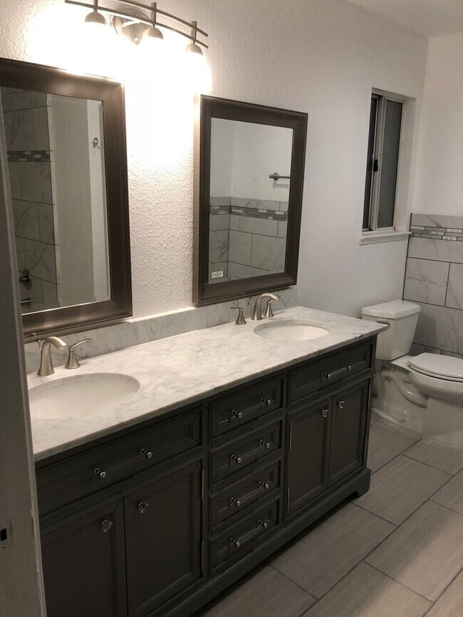 Building Photo - Tracy Gorgeous Renovated 4 Bedroom 2.5 Bat...