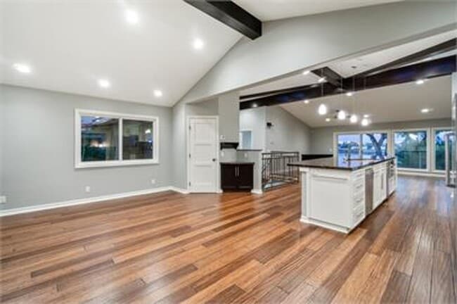 Building Photo - Large 5 bed Masterpiece Home with Back Bay...
