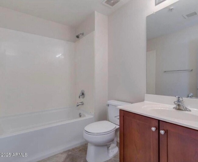 Building Photo - 525 W Lakeside Dr