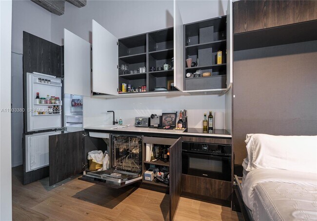 Building Photo - 5255 Collins Ave