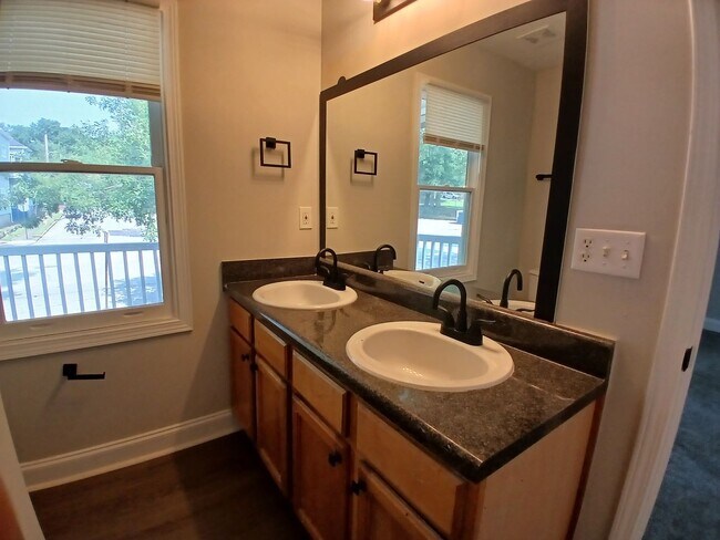 Building Photo - Amazing 3 Bedroom 2.5 Bath! Intown Living at a Price Below Market Off Street Parking