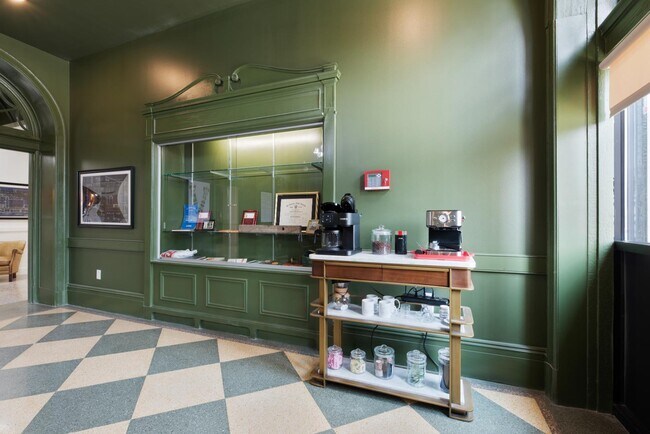 Building Photo - 301 N Mulberry St