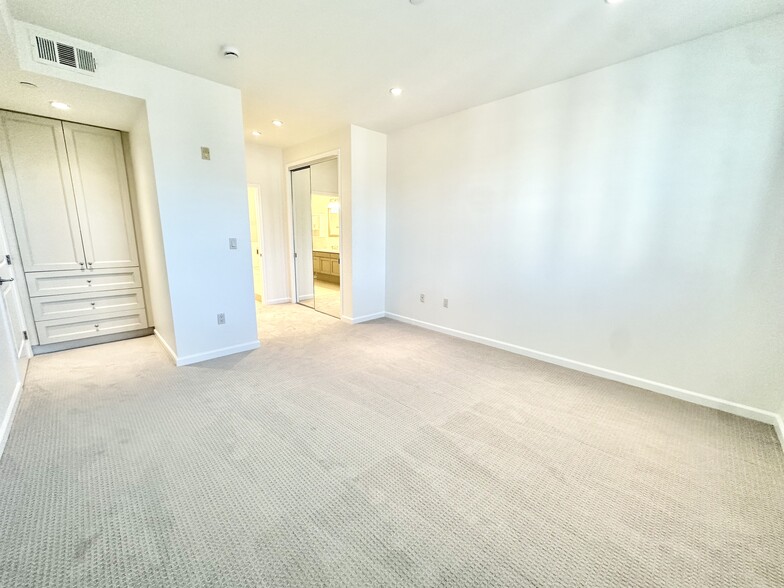 Building Photo - 1625 Granville Ave