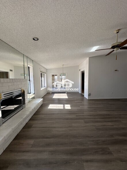 Building Photo - 1011 E Renee Dr