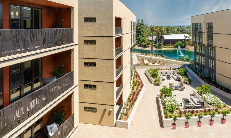 Building Photo - 1250 Lakeside Dr