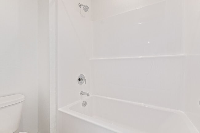 Building Photo - 713 W Longwood Dr