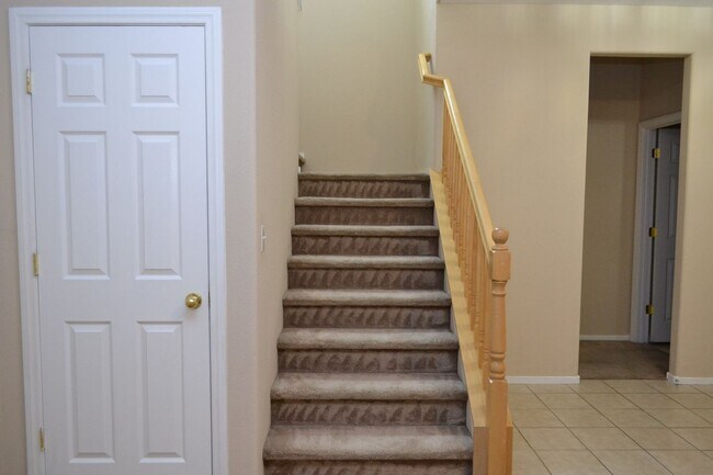 Building Photo - SW - 3 BEDROOMS PLUS LOFT SPACE