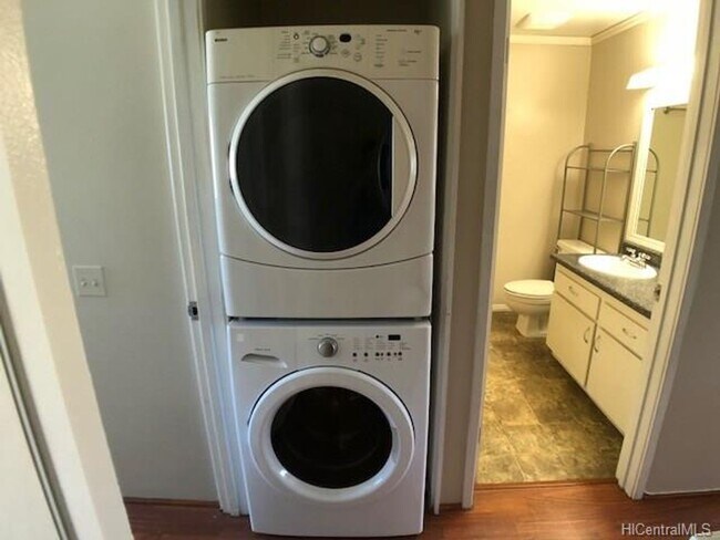 Building Photo - 2 Bed / 1.5 Bath / 1 covered reserved parking - Great Kailua Location!