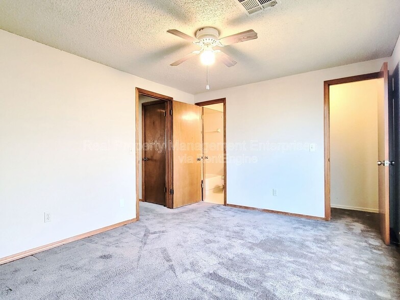 Building Photo - 14011 Fairhill Ave