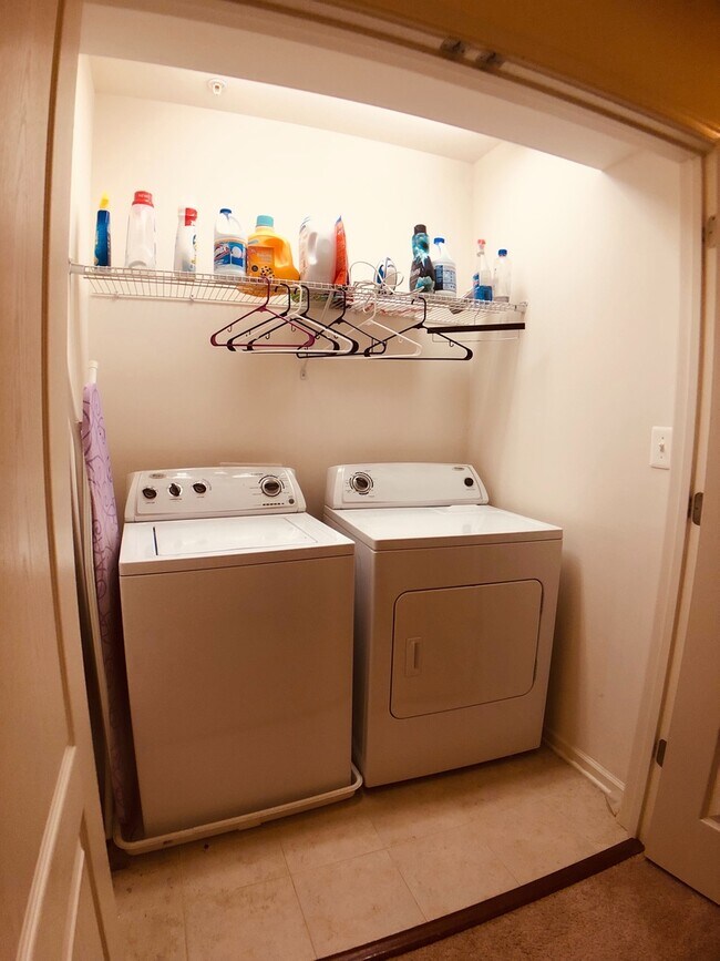 Building Photo - Beautiful and large 3 BR 2.5 BA townhouse/condo