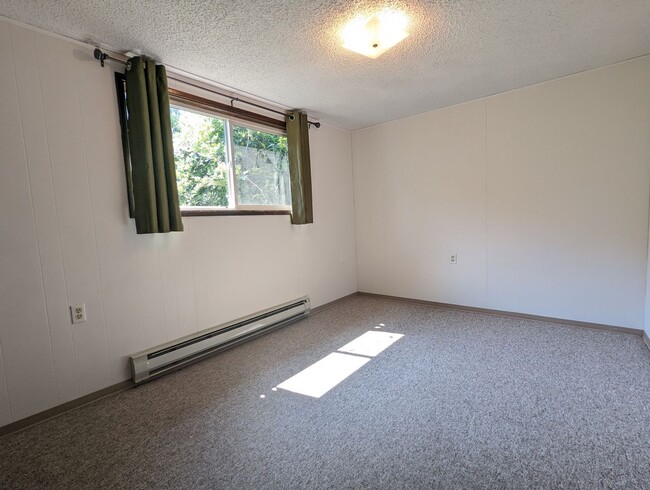 Building Photo - Nice 3-Bedroom, 1-Bath Duplex in Eugene!