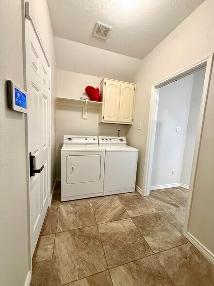 Building Photo - 610 Butternut Dr