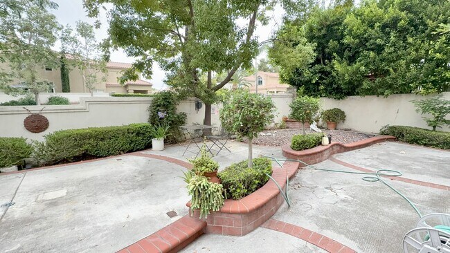 Building Photo - $500 OFF FIRST MONTH! Stunning 4 Bed 4 Bat...