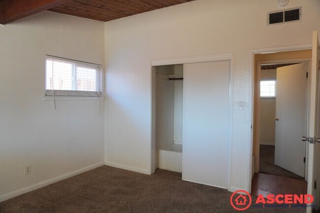 Building Photo - Spacious home located In Northeast Bakersf...