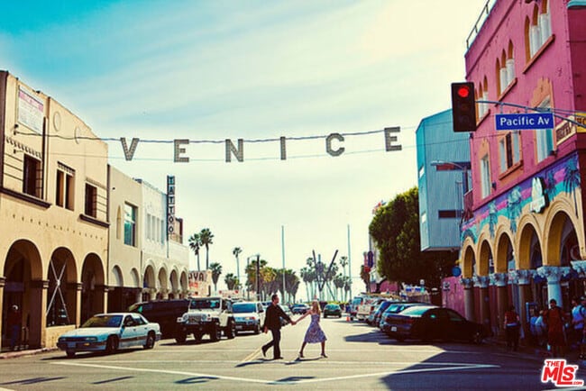 Building Photo - 466 S Venice Blvd