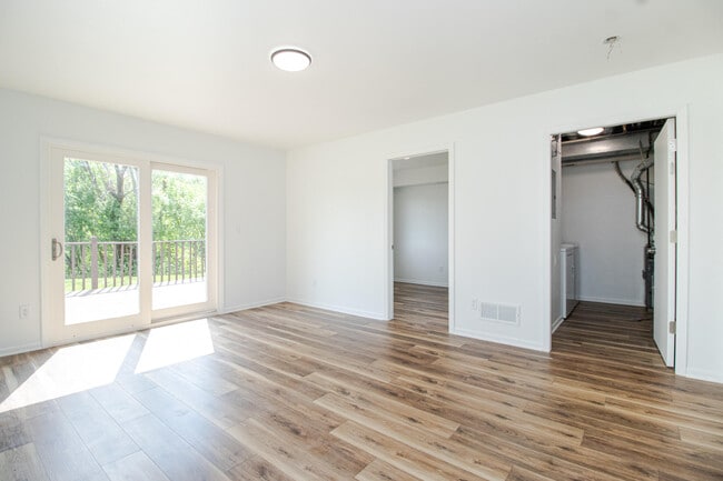 Building Photo - 1410 S River Rd