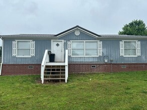 Building Photo - 3 bed 2 bath house