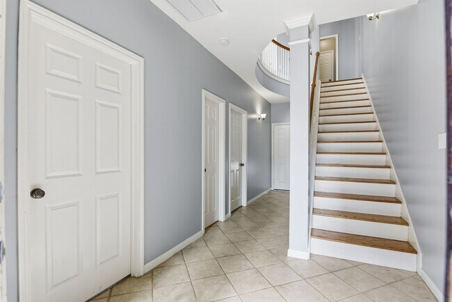 Building Photo - Charming Corner Townhouse in the Heart of Midtown