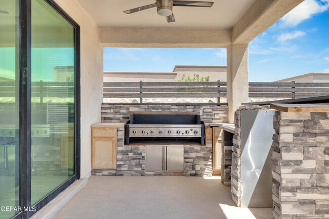 Building Photo - 1044 Gaitan St