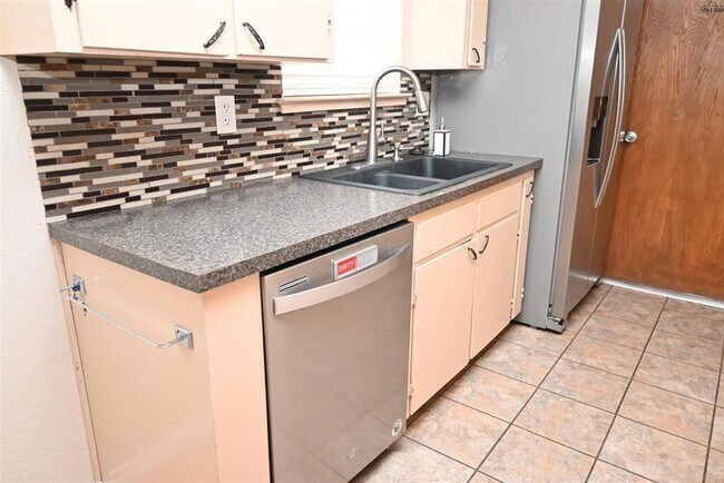 Building Photo - 4 bed 2 bath near SAFB.