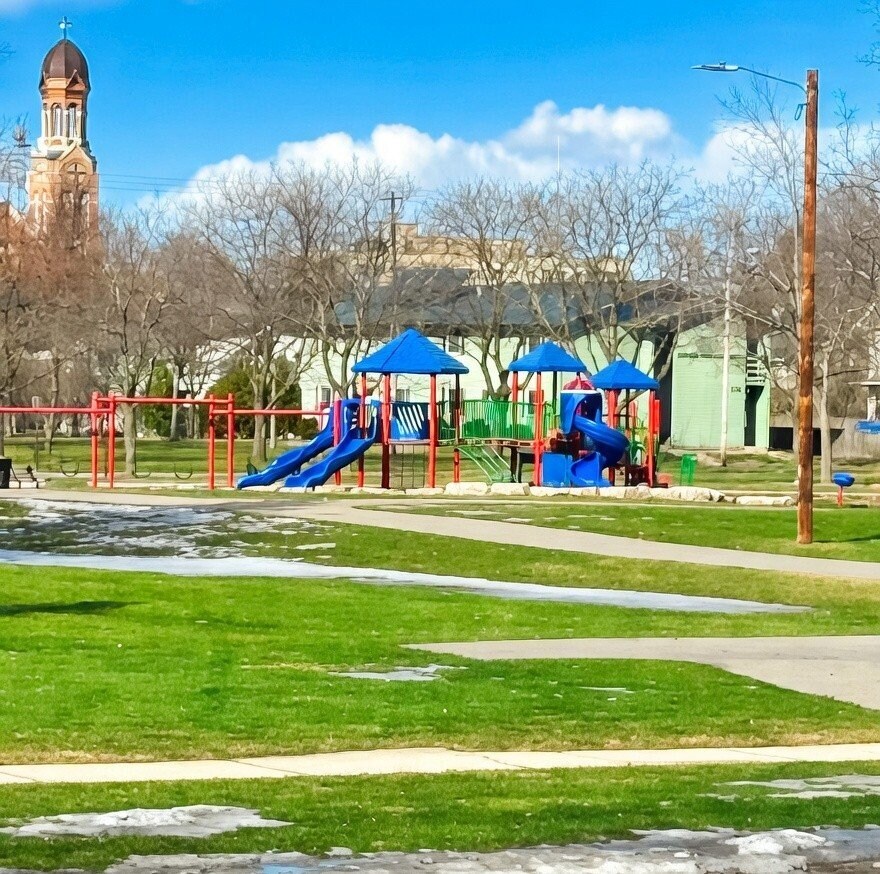 Building Photo - 305 S Van Buren St