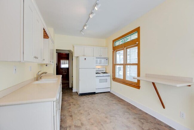 Building Photo - 807 Snelling Ave N