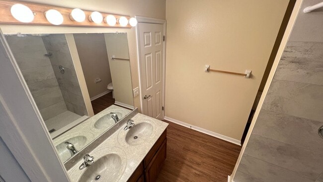 Building Photo - Bright & Spacious 3/2 Home with Huge Yard + Screened Patio — Lawn Care Included!