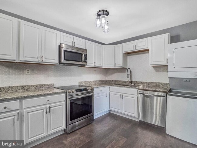 Building Photo - FREDERICKSBURG - NEAR DOWNTOWN AND SPOTSYLVANIA MALL!