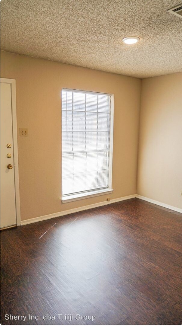 Building Photo - E 105-107 Eldorado